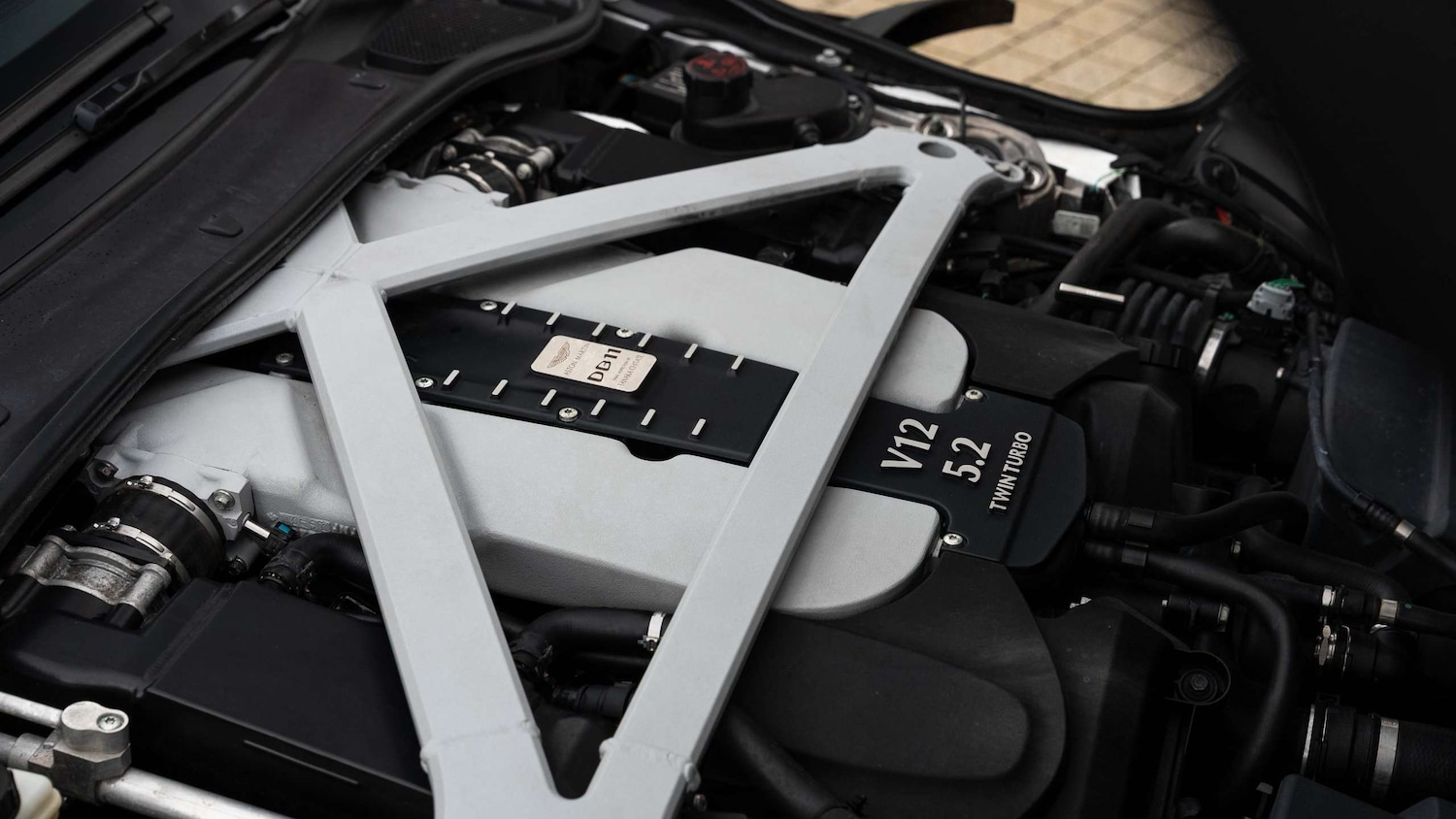 Used Aston Martin DB11 2017 for sale - 76475770: Photo 10