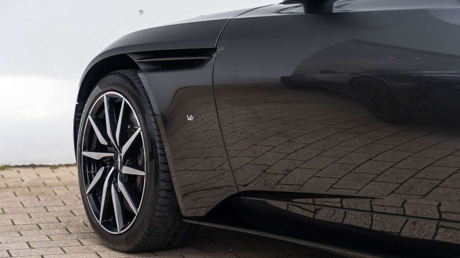 Used Aston Martin DB11 2017 for sale - 76475770: Photo 12