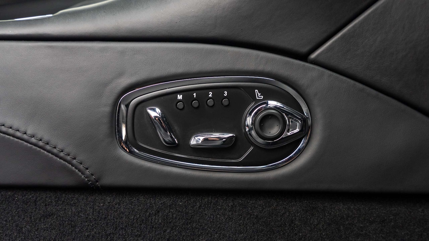 Used Aston Martin DB11 2017 for sale - 76475770: Photo 17