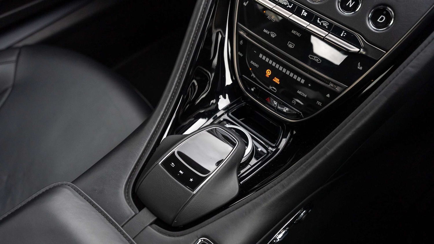 Used Aston Martin DB11 2017 for sale - 76475770: Photo 24