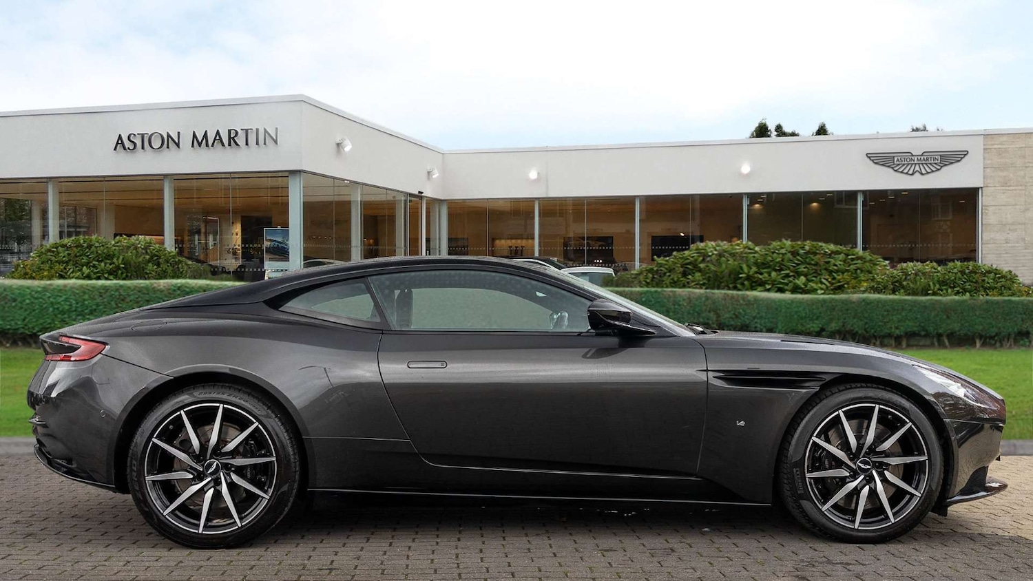 Used Aston Martin DB11 2017 for sale - 76475770: Photo 3