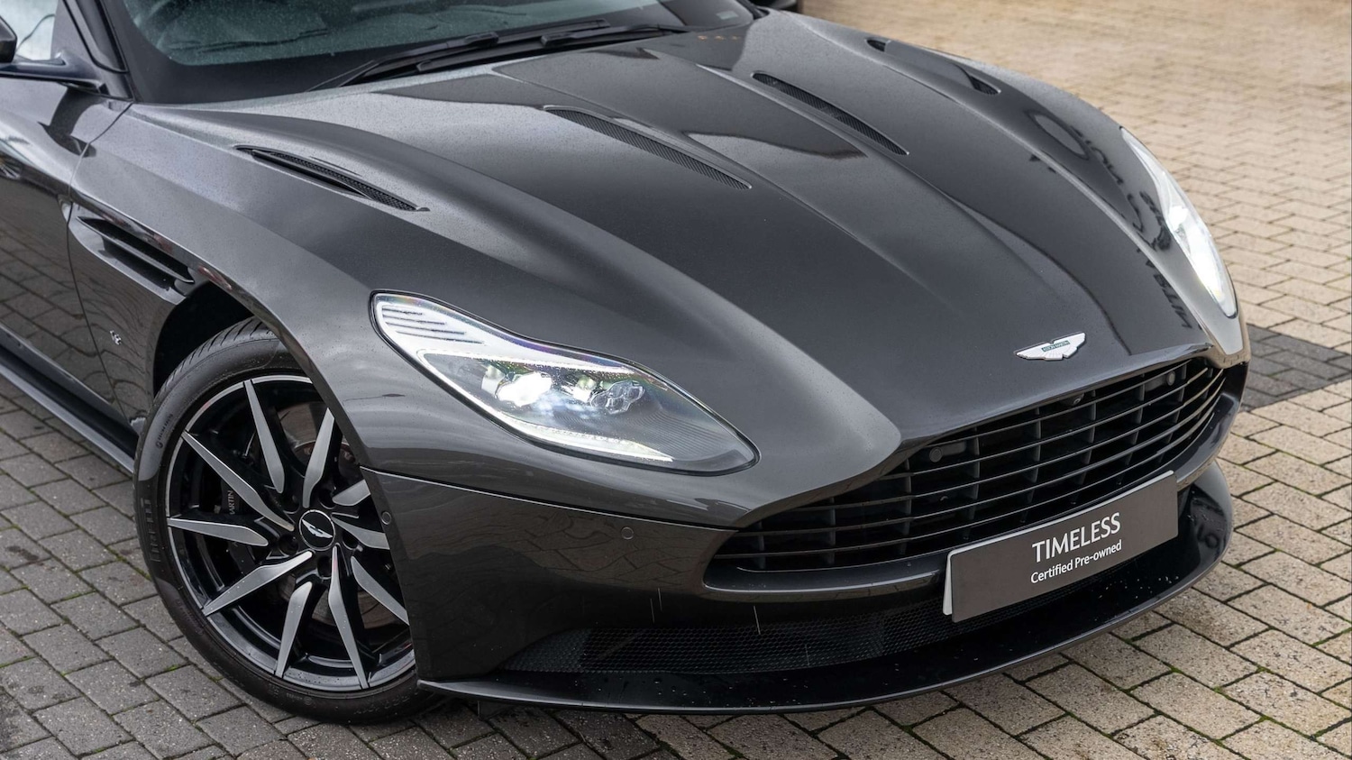 Used Aston Martin DB11 2017 for sale - 76475770: Photo 4