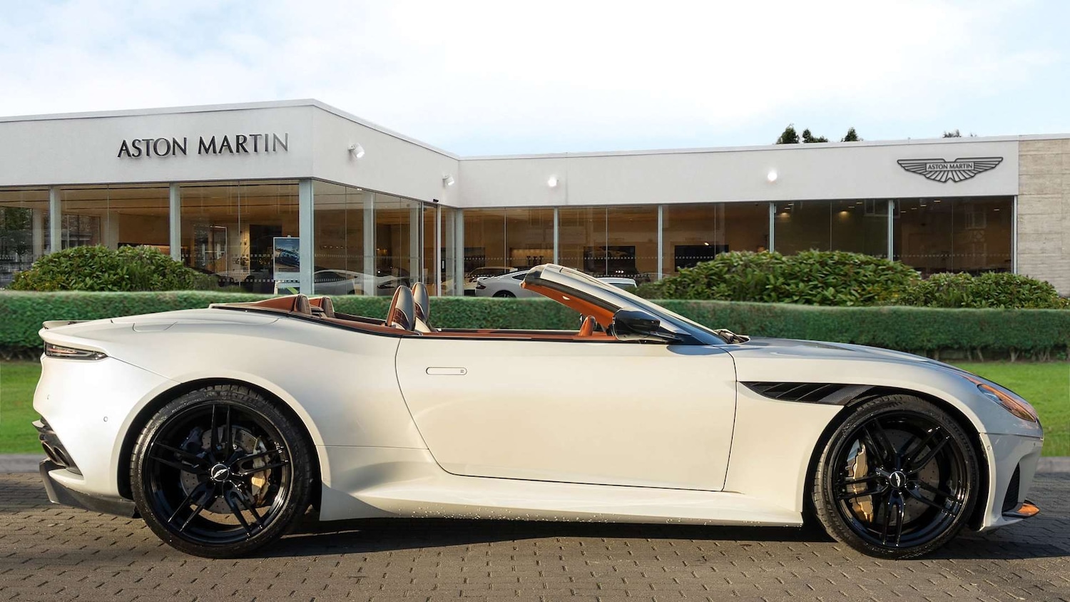 Used Aston Martin DBS 2019 for sale - 76218375: Photo 14