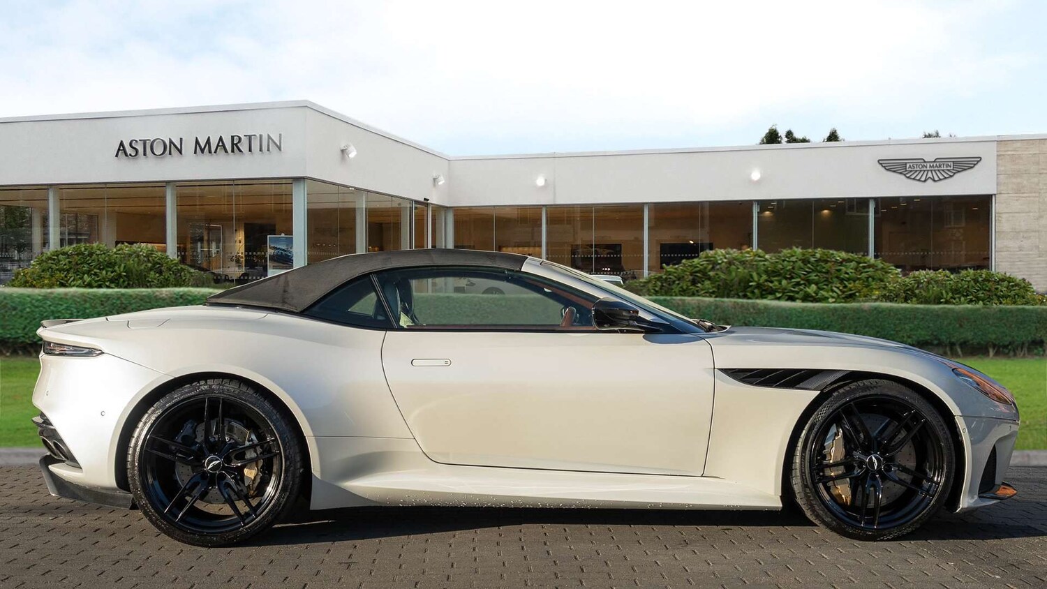 Used Aston Martin DBS 2019 for sale - 76218375: Photo 18