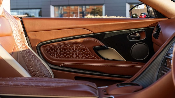Used Aston Martin DBS 2019 for sale - 76218375: Photo 24