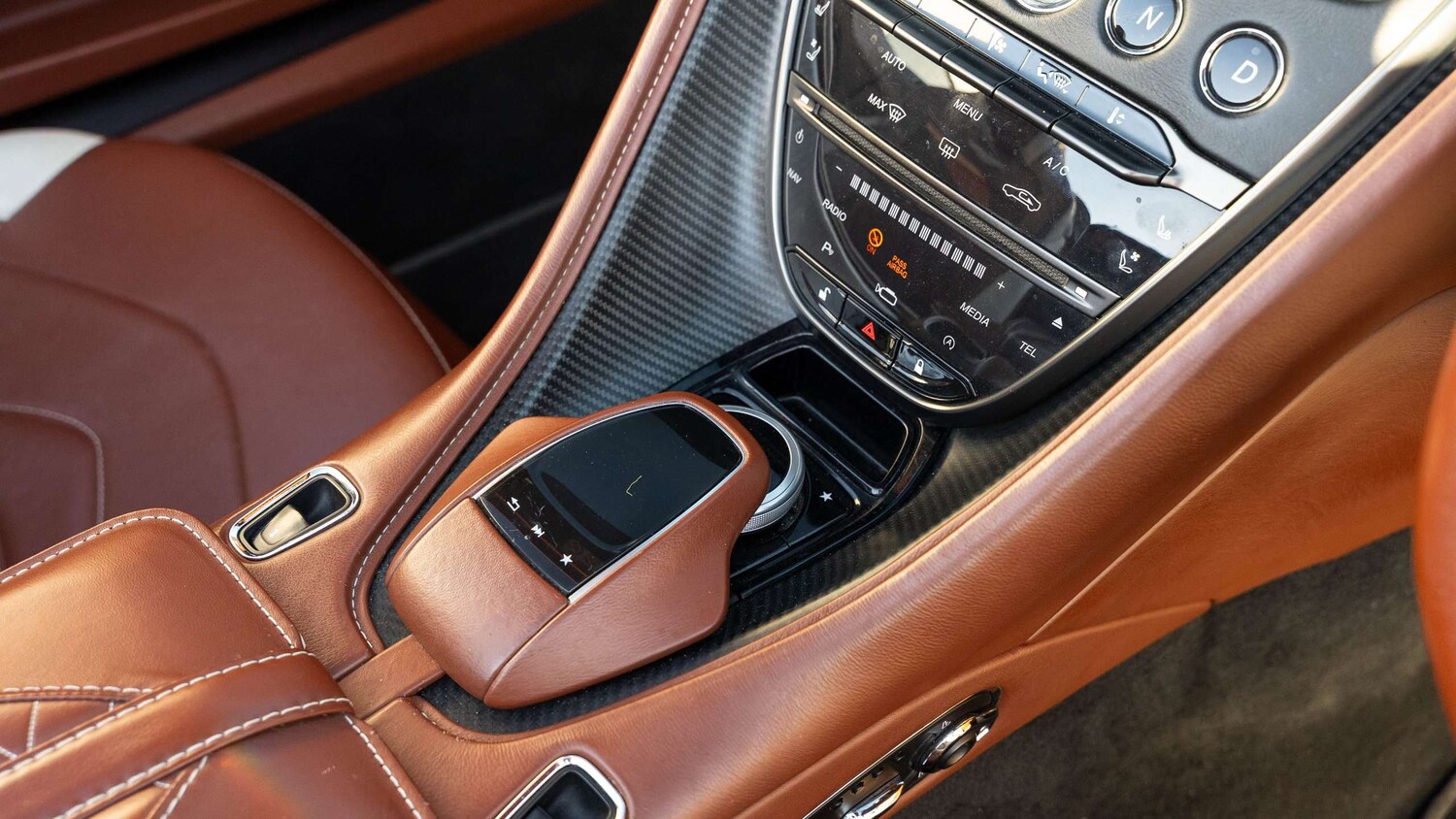 Used Aston Martin DBS 2019 for sale - 76218375: Photo 25