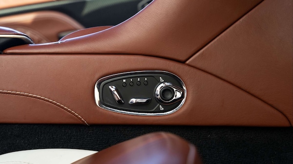 Used Aston Martin DBS 2019 for sale - 76218375: Photo 26