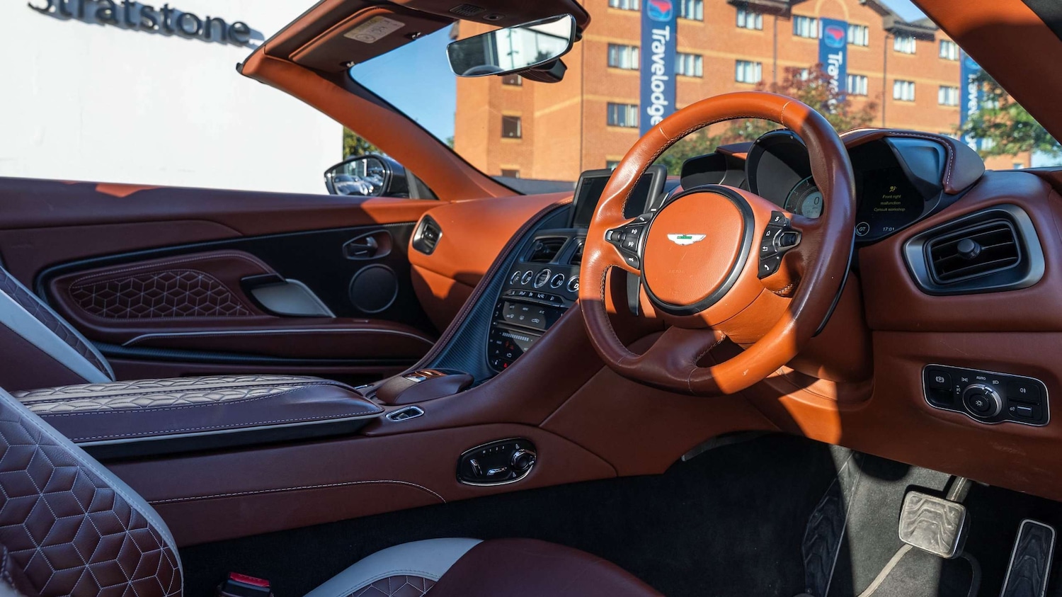 Used Aston Martin DBS 2019 for sale - 76218375: Photo 3