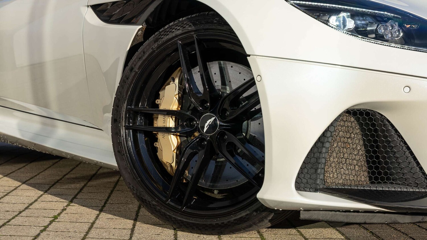 Used Aston Martin DBS 2019 for sale - 76218375: Photo 4