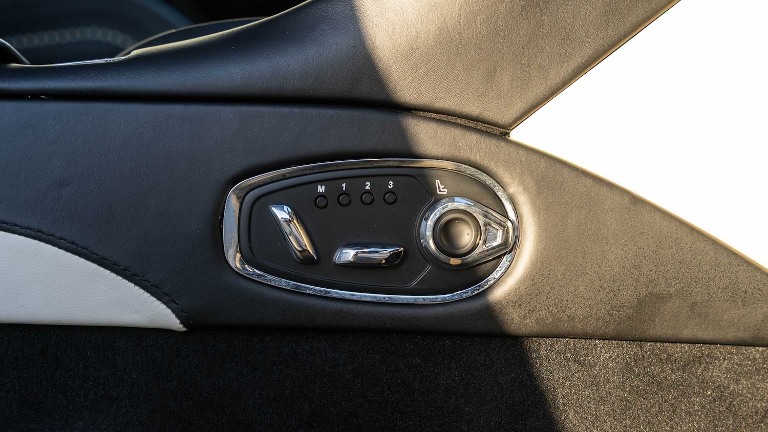 Used Aston Martin DB11 2017 for sale - 76827498: Photo 10