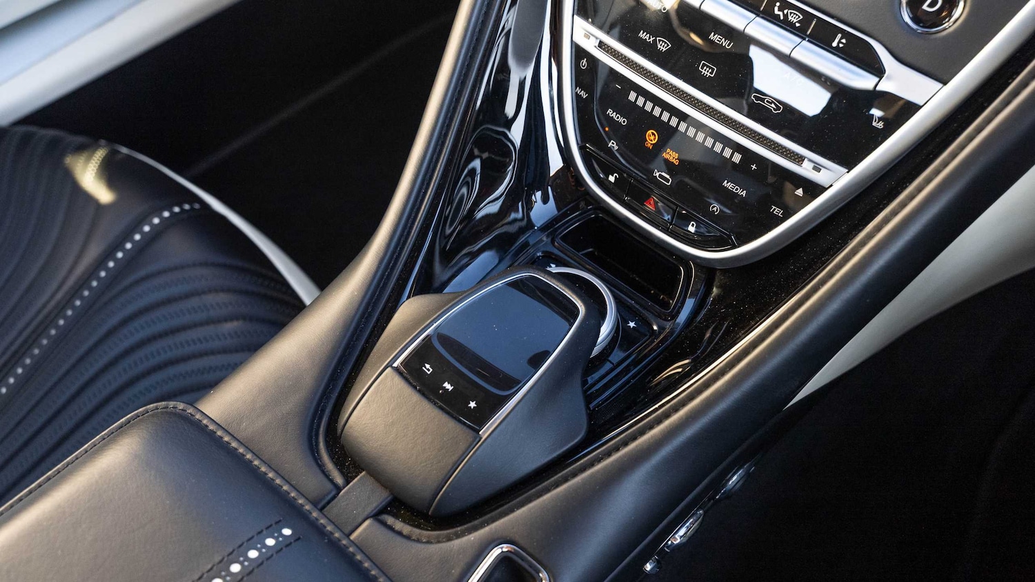 Used Aston Martin DB11 2017 for sale - 76827498: Photo 2