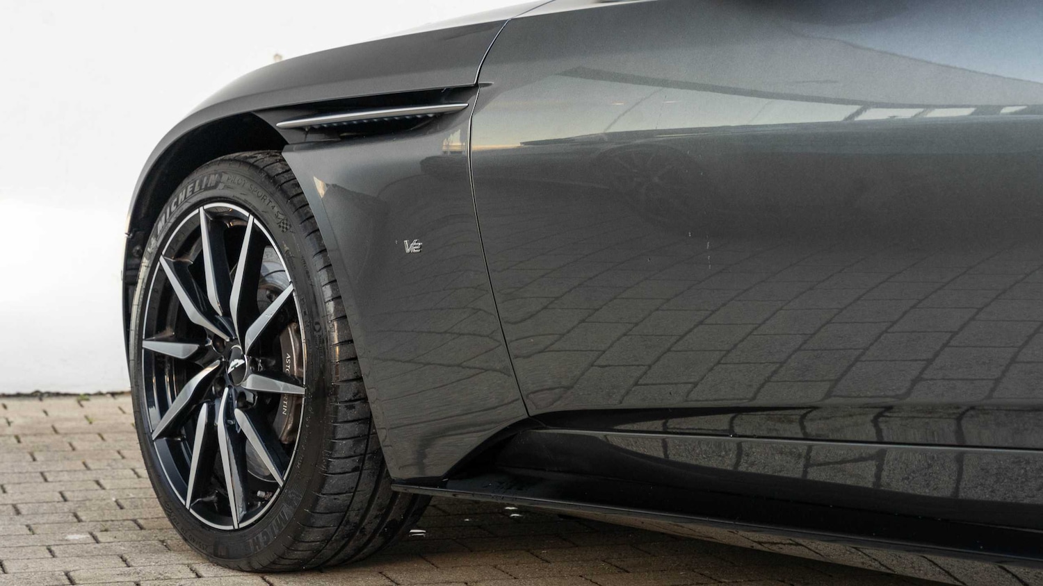 Used Aston Martin DB11 2017 for sale - 76827498: Photo 26