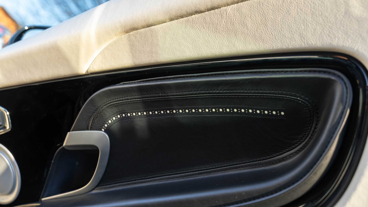 Used Aston Martin DB11 2017 for sale - 76827498: Photo 6