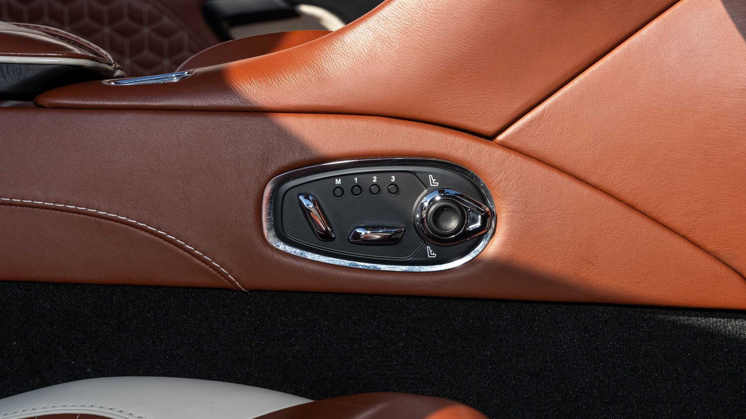 Used Aston Martin DBS 2019 for sale - 78010326: Photo 29