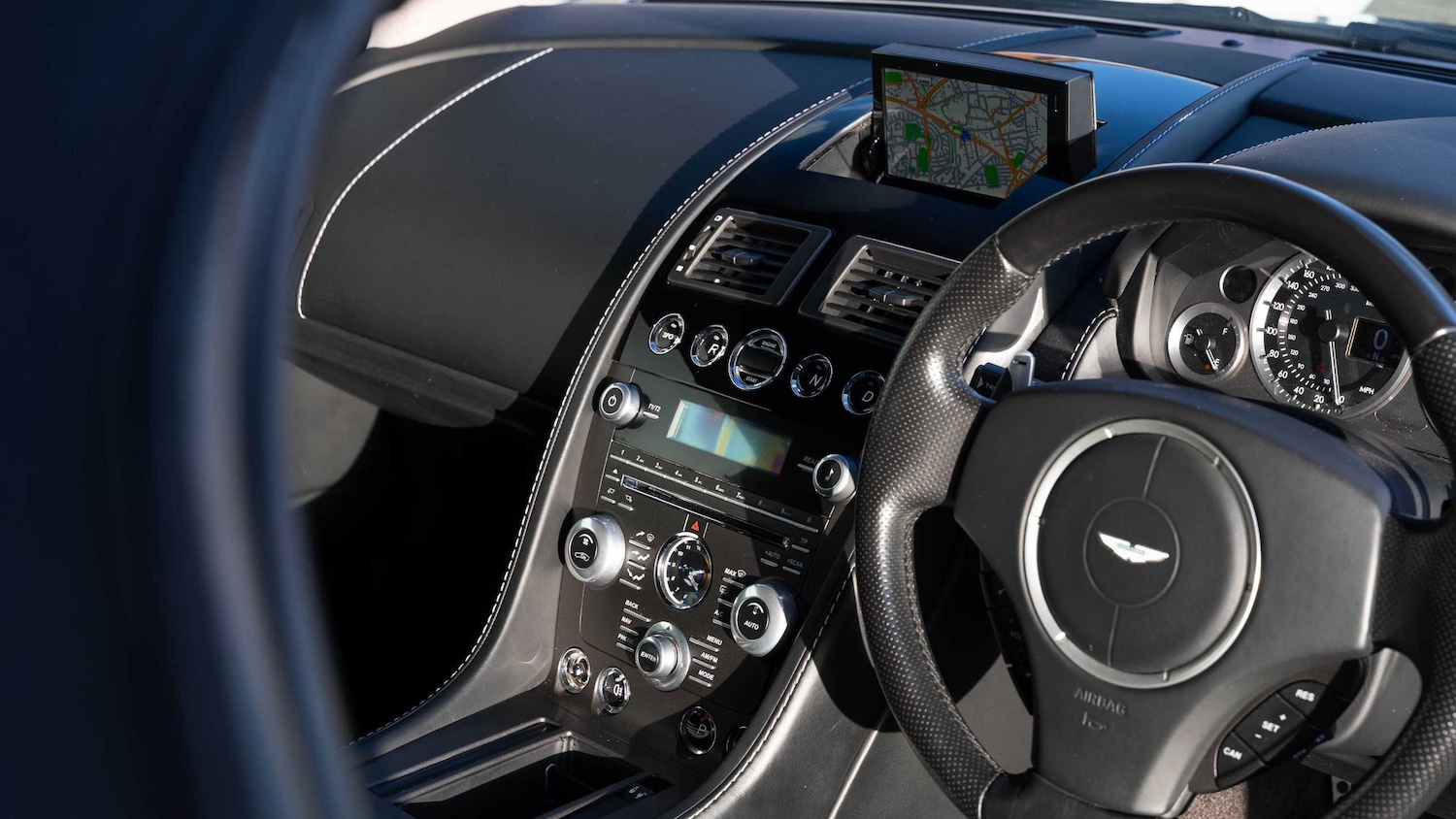 Used Aston Martin Vantage 2015 for sale - 76843019: Photo 10