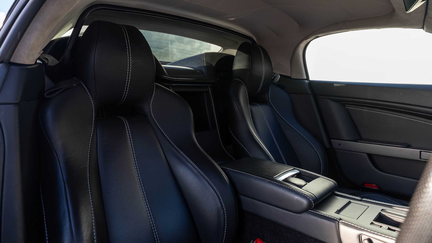 Used Aston Martin Vantage 2015 for sale - 76843019: Photo 12