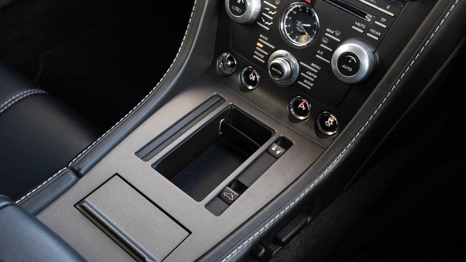 Used Aston Martin Vantage 2015 for sale - 76843019: Photo 21