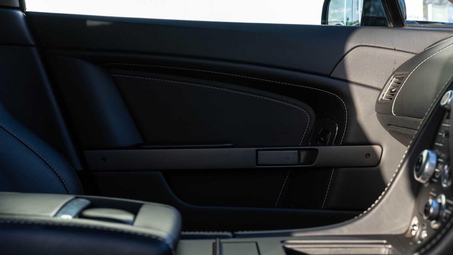 Used Aston Martin Vantage 2015 for sale - 76843019: Photo 25