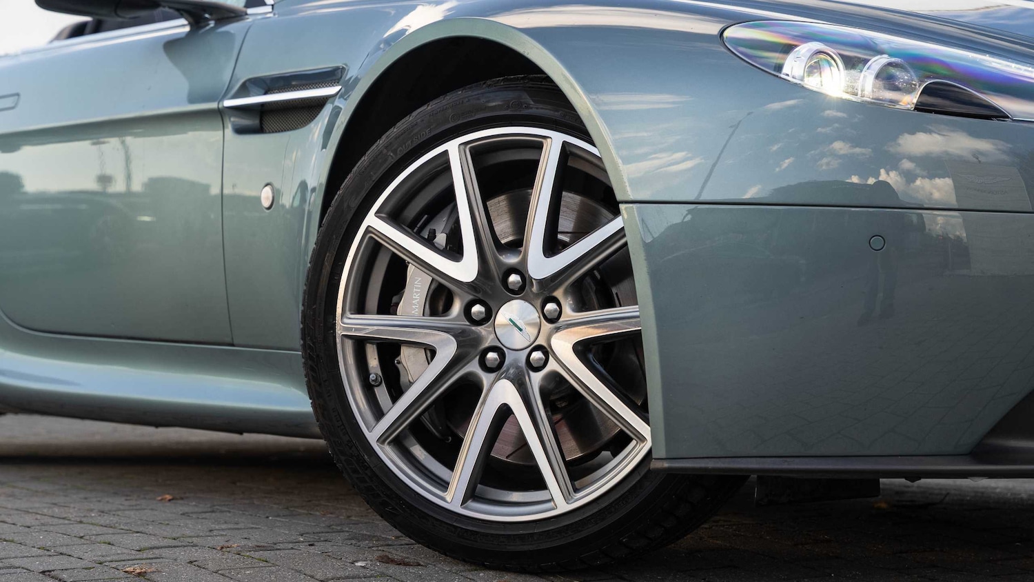 Used Aston Martin Vantage 2015 for sale - 76843019: Photo 4