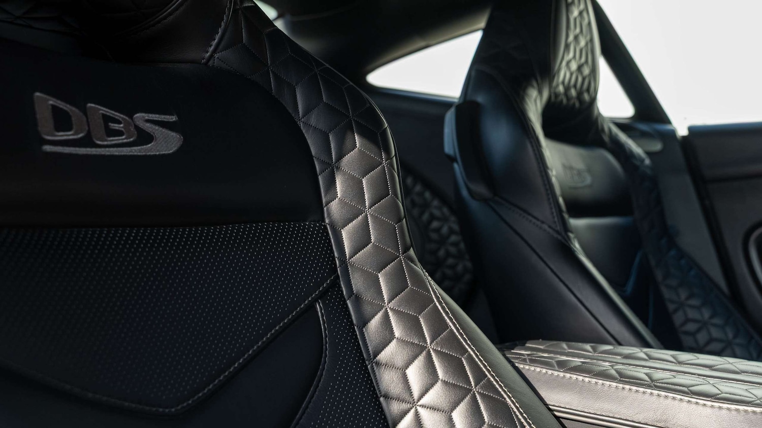 Used Aston Martin DBS 2019 for sale - 77147262: Photo 25