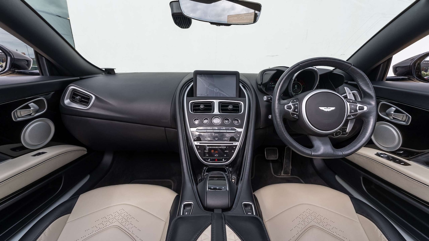 Used Aston Martin DBS 2022 for sale - 76113437: Photo 11