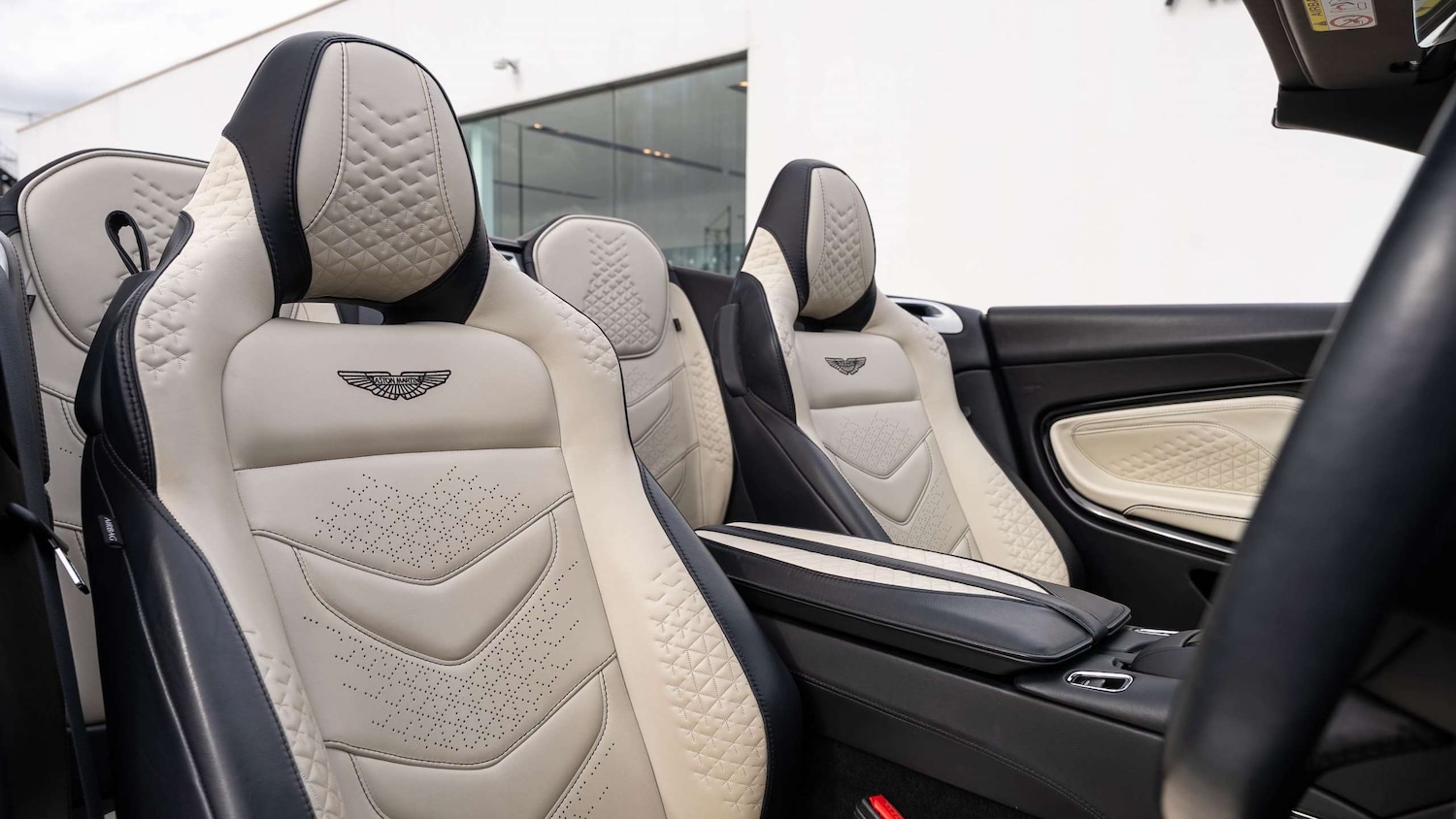 Used Aston Martin DBS 2022 for sale - 76113437: Photo 12