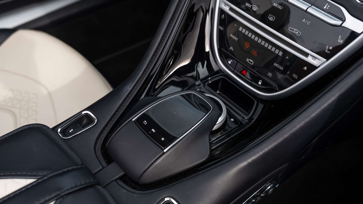 Used Aston Martin DBS 2022 for sale - 76113437: Photo 26