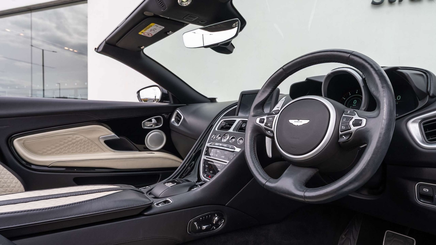 Used Aston Martin DBS 2022 for sale - 76113437: Photo 3