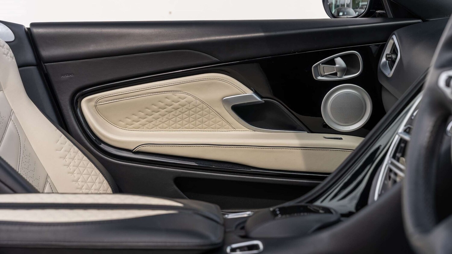Used Aston Martin DBS 2022 for sale - 76113437: Photo 31