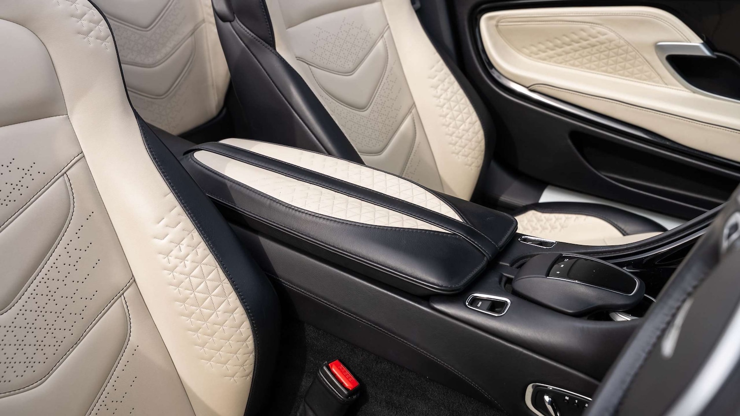 Used Aston Martin DBS 2022 for sale - 76113437: Photo 32