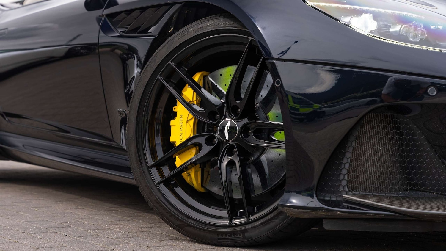 Used Aston Martin DBS 2022 for sale - 76113437: Photo 4