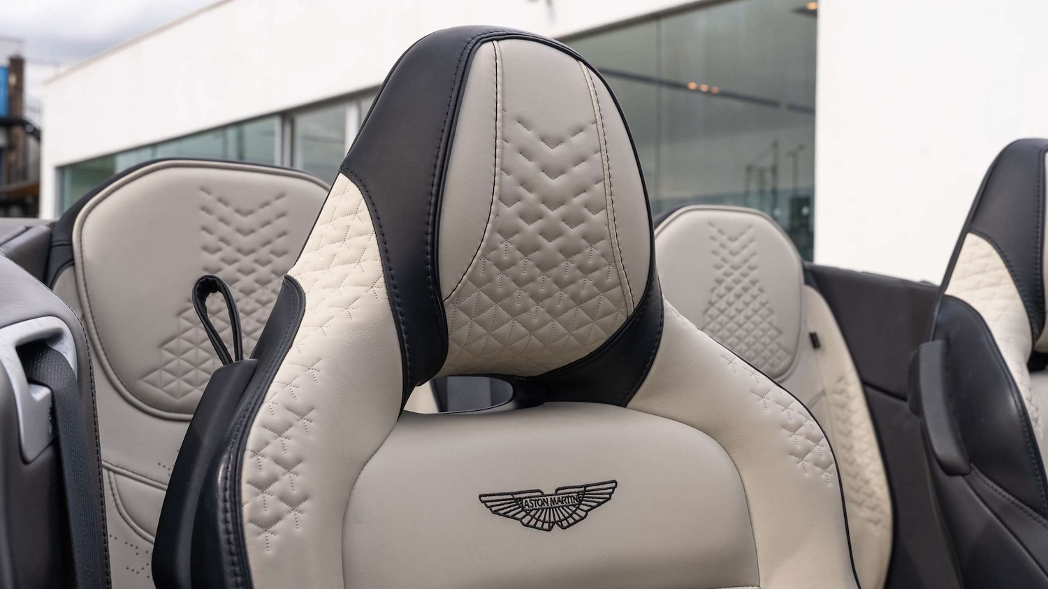 Used Aston Martin DBS 2022 for sale - 76113437: Photo 5
