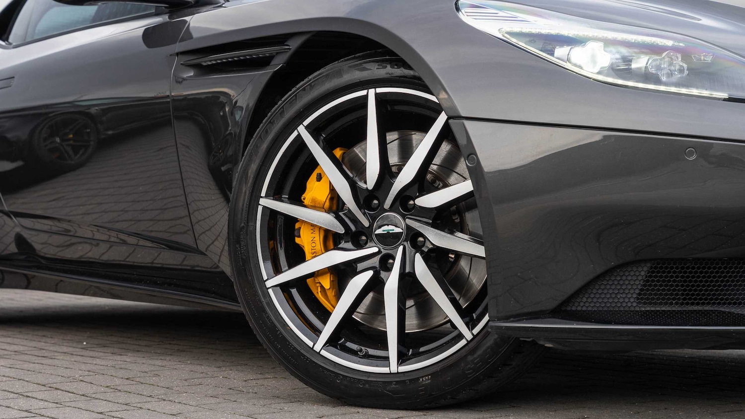 Used Aston Martin DB11 2017 for sale - 77540797: Photo 4