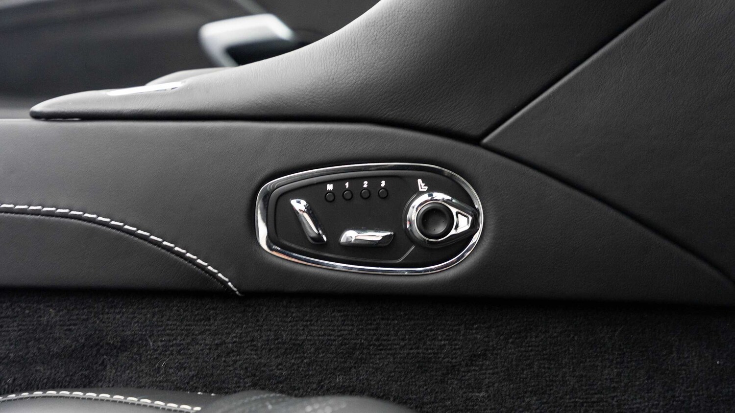 Used Aston Martin DB11 2019 for sale - 77373836: Photo 26