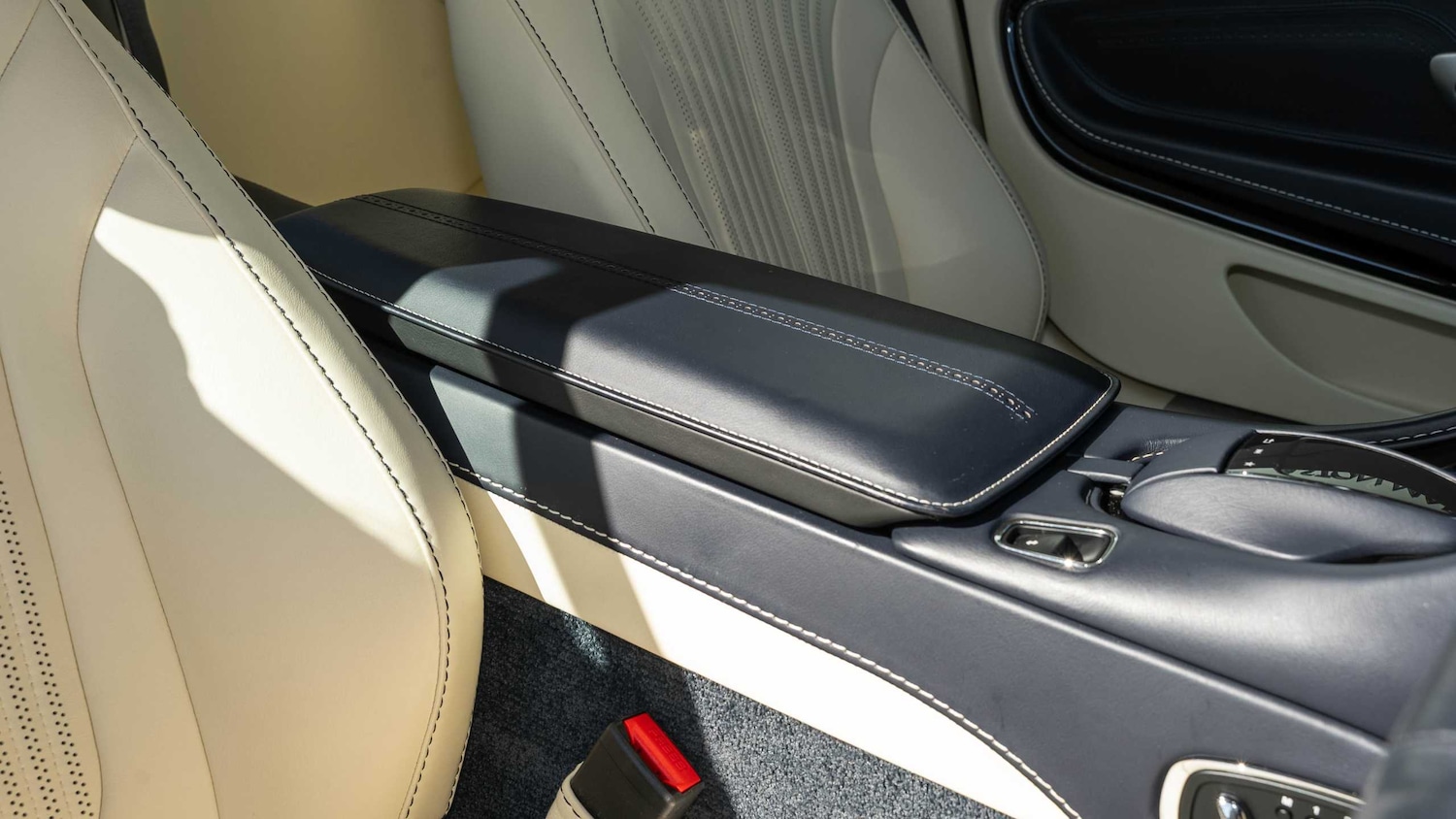 Used Aston Martin DB11 2018 for sale - 78010487: Photo 16