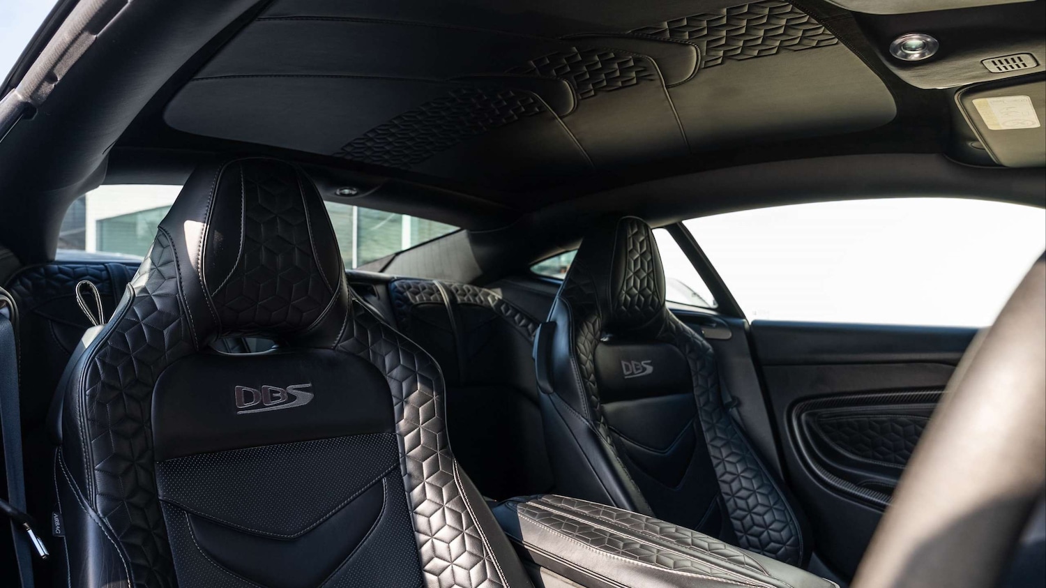 Used Aston Martin DBS 2019 for sale - 76141863: Photo 12
