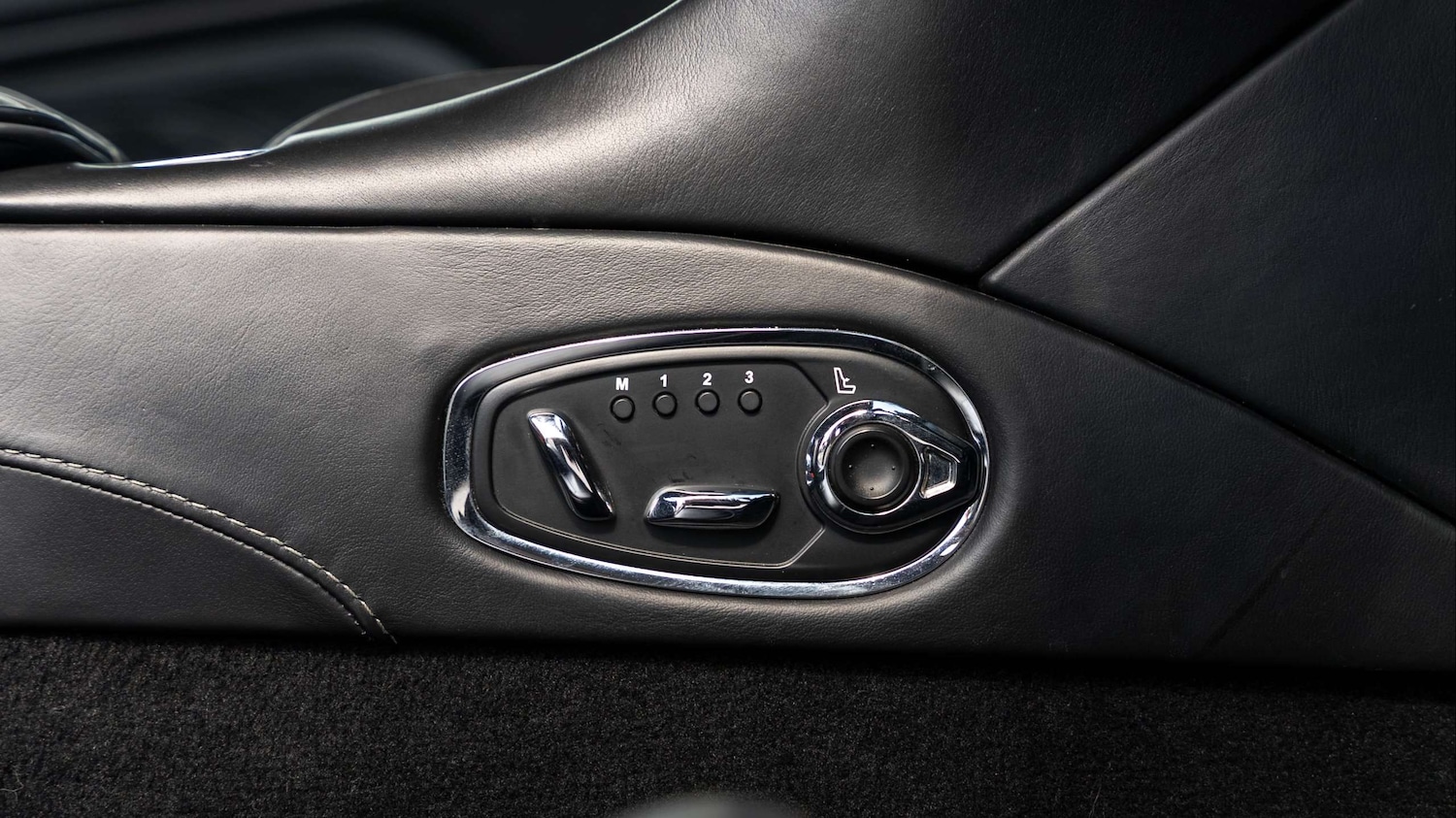 Used Aston Martin DBS 2019 for sale - 76141863: Photo 26
