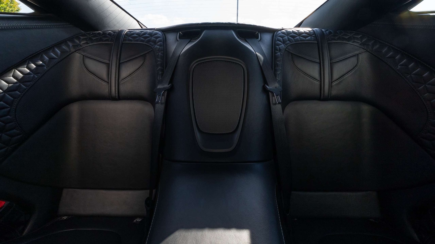 Used Aston Martin DBS 2019 for sale - 76141863: Photo 27