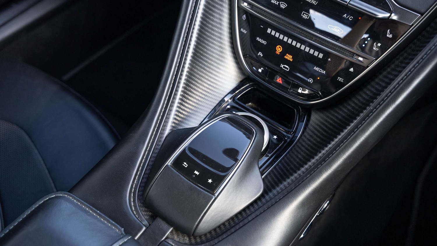 Used Aston Martin DBS 2019 for sale - 76141863: Photo 32
