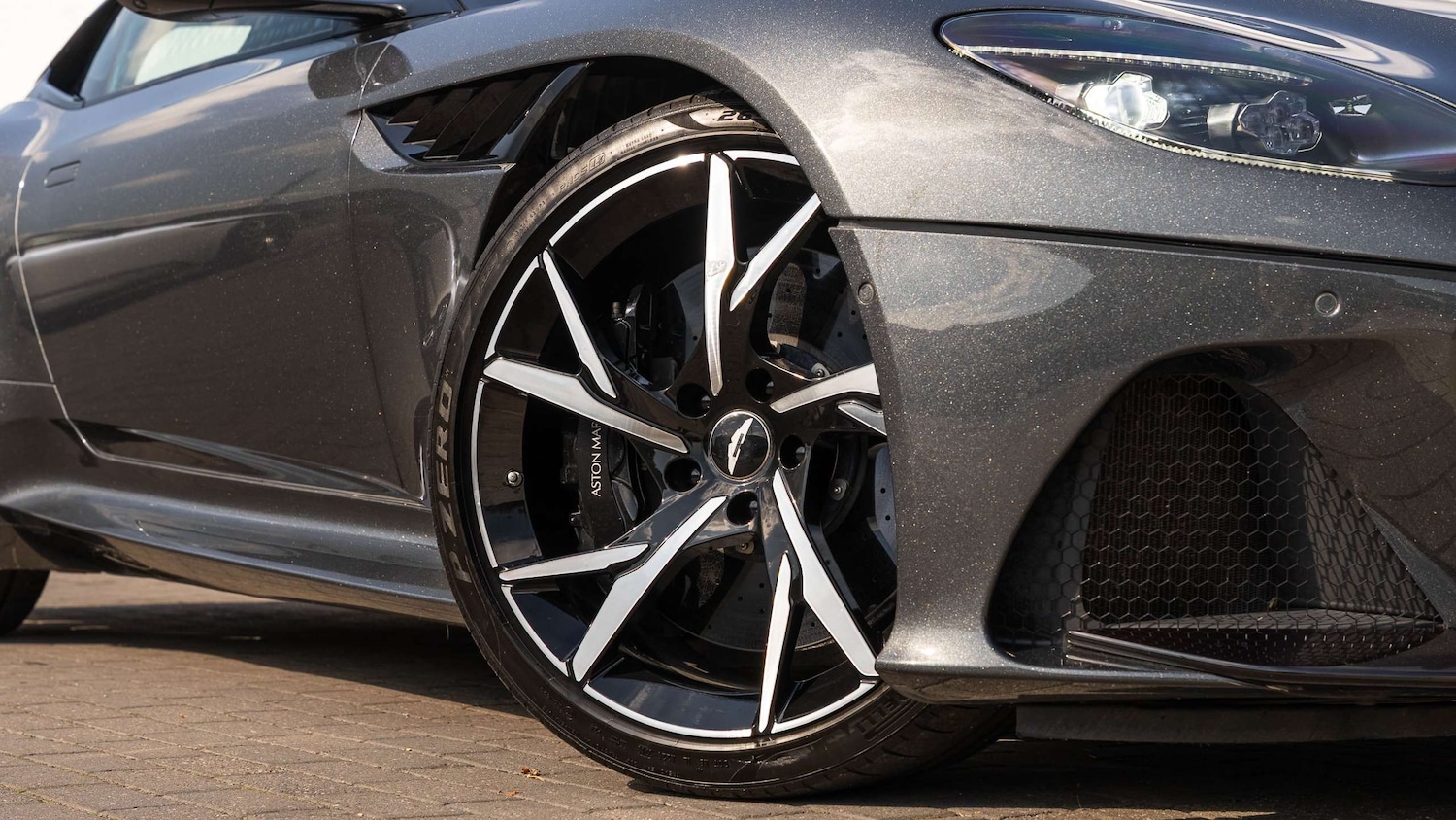 Used Aston Martin DBS 2019 for sale - 76141863: Photo 4