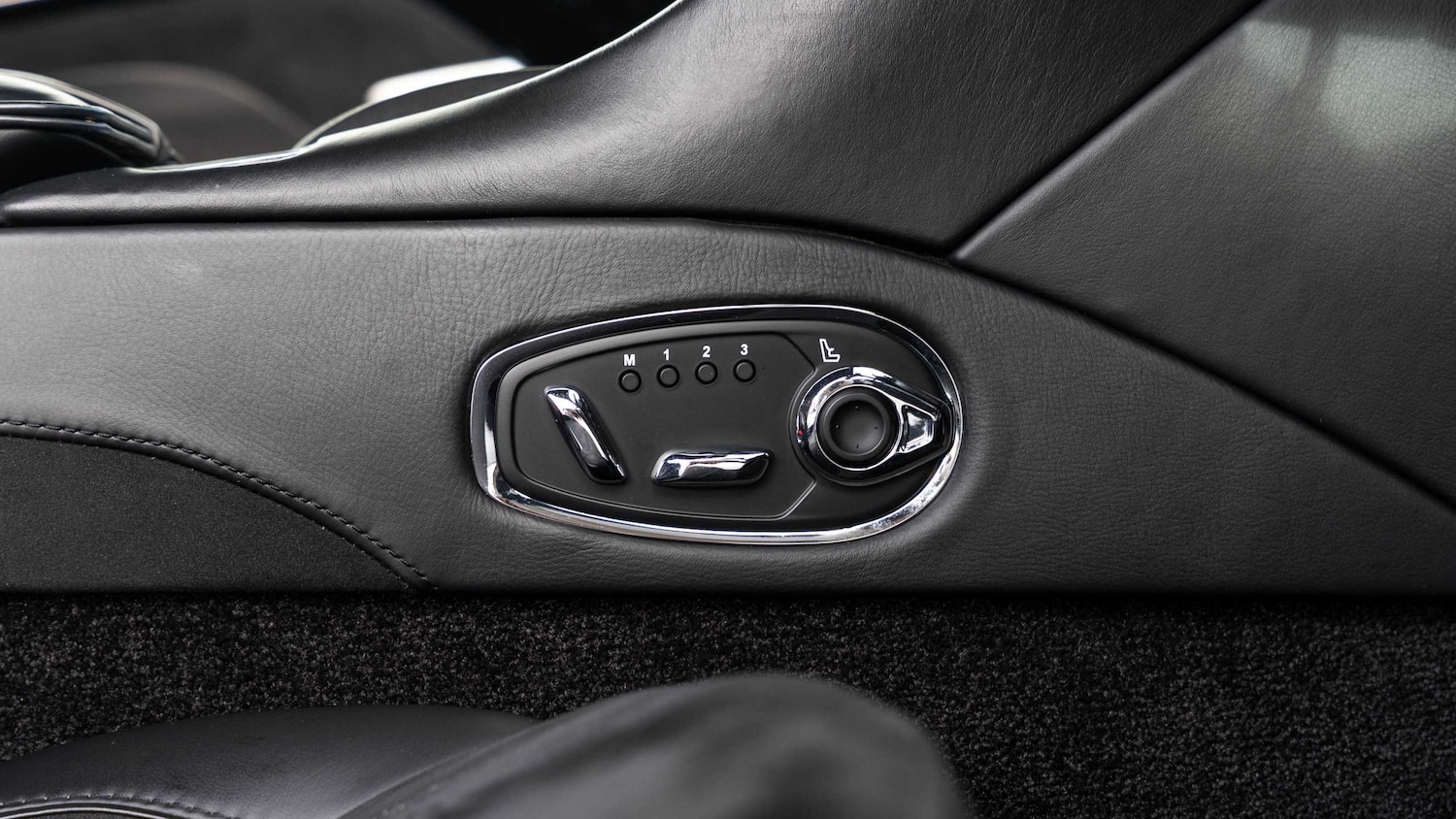 Used Aston Martin DBS for sale - 77414625: Photo 28