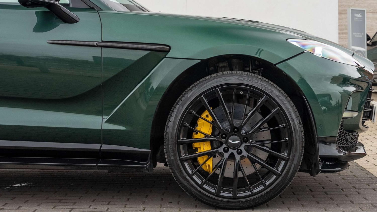 Used Aston Martin DBX 2023 for sale - 77628178: Photo 4