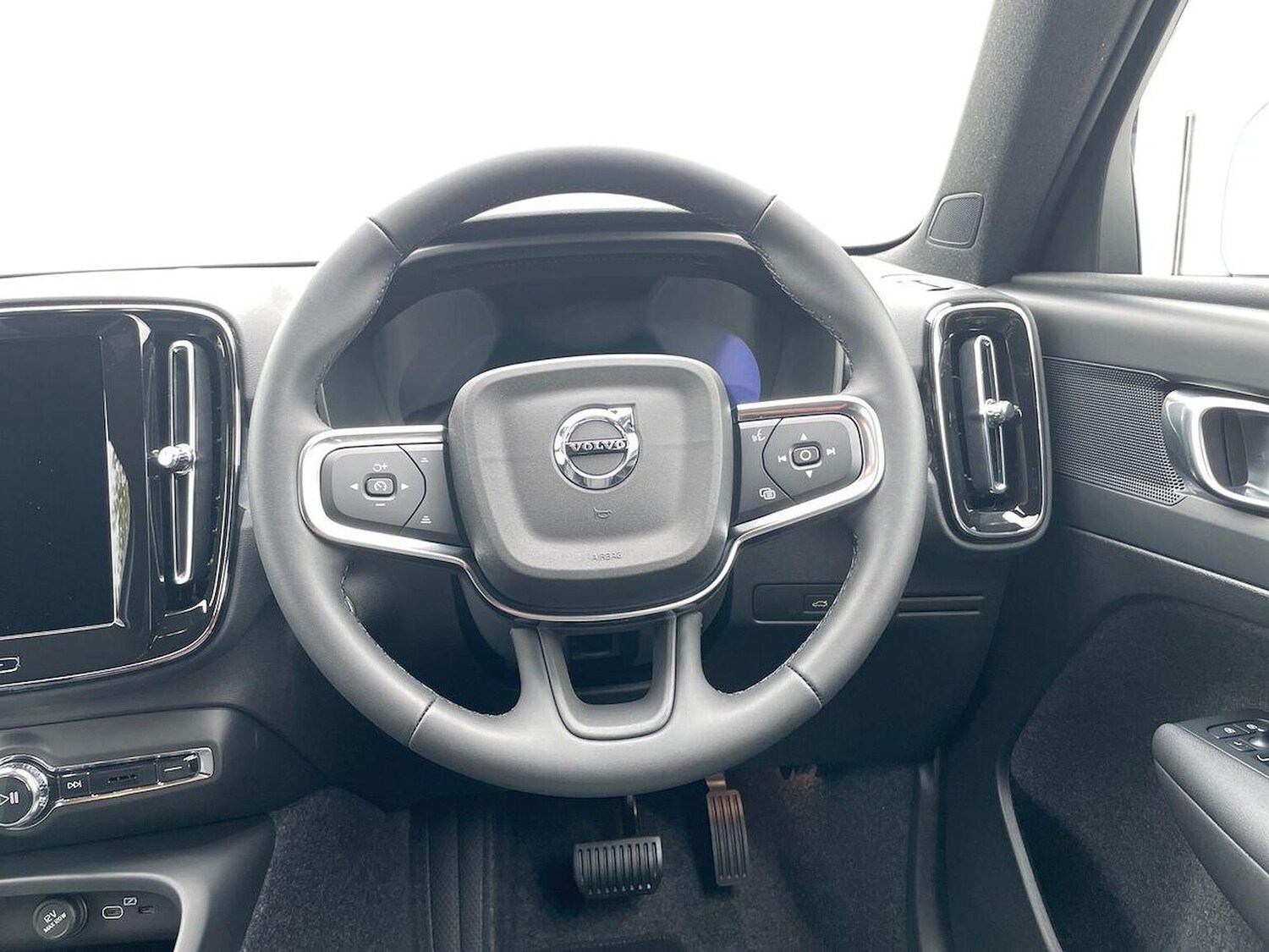 Used Volvo XC40 2025 for sale - 76249735: Photo 9