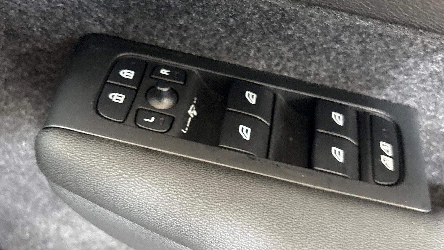 Used Volvo XC40 2024 for sale - 77487399: Photo 25