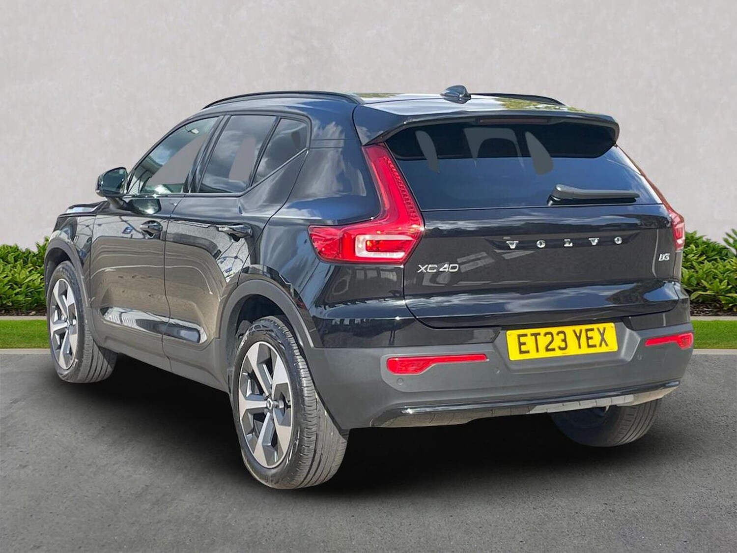 Used Volvo XC40 2023 for sale - 75982231: Photo 2