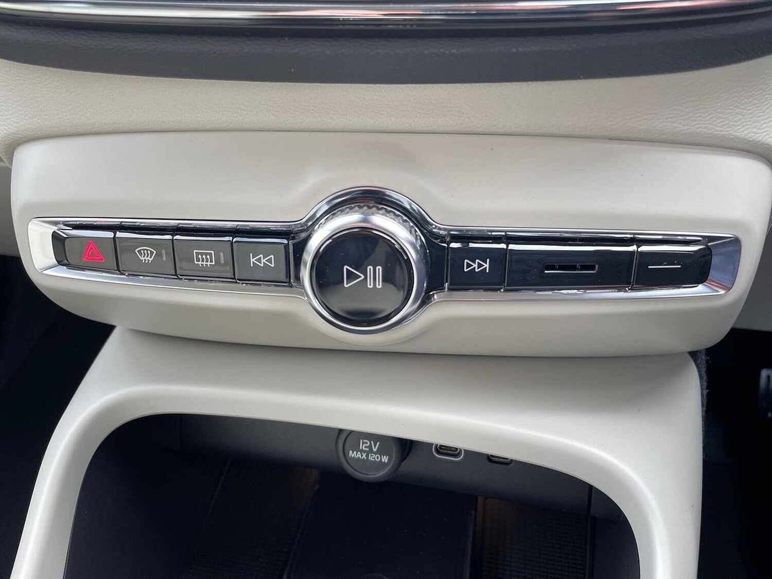 Used Volvo XC40 2025 for sale - 76249737: Photo 12