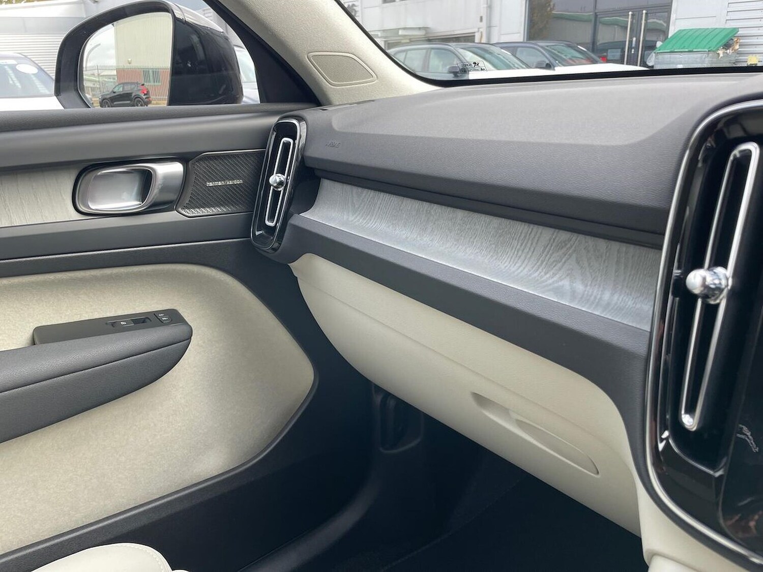 Used Volvo XC40 2025 for sale - 76249737: Photo 33