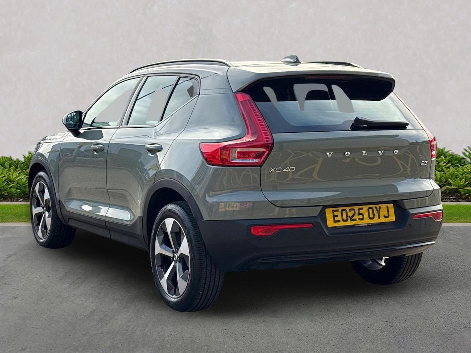 Used Volvo XC40 2025 for sale - 76570965: Photo 2