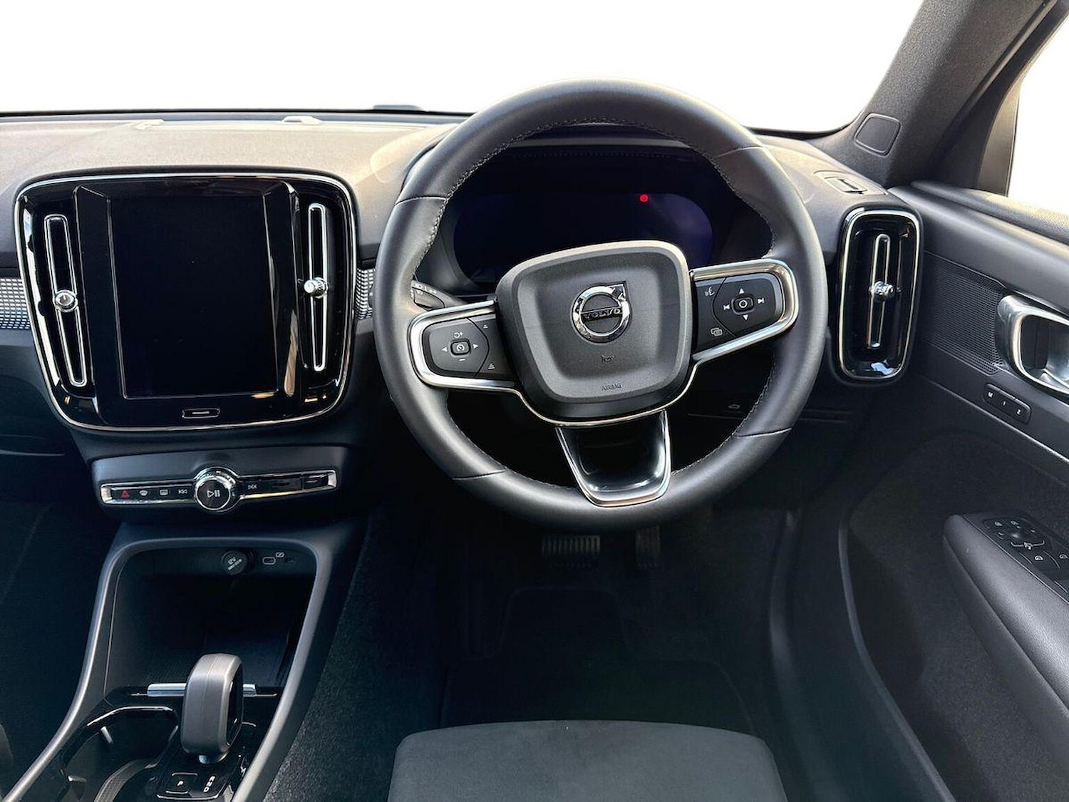 Used Volvo XC40 2025 for sale - 76570965: Photo 9