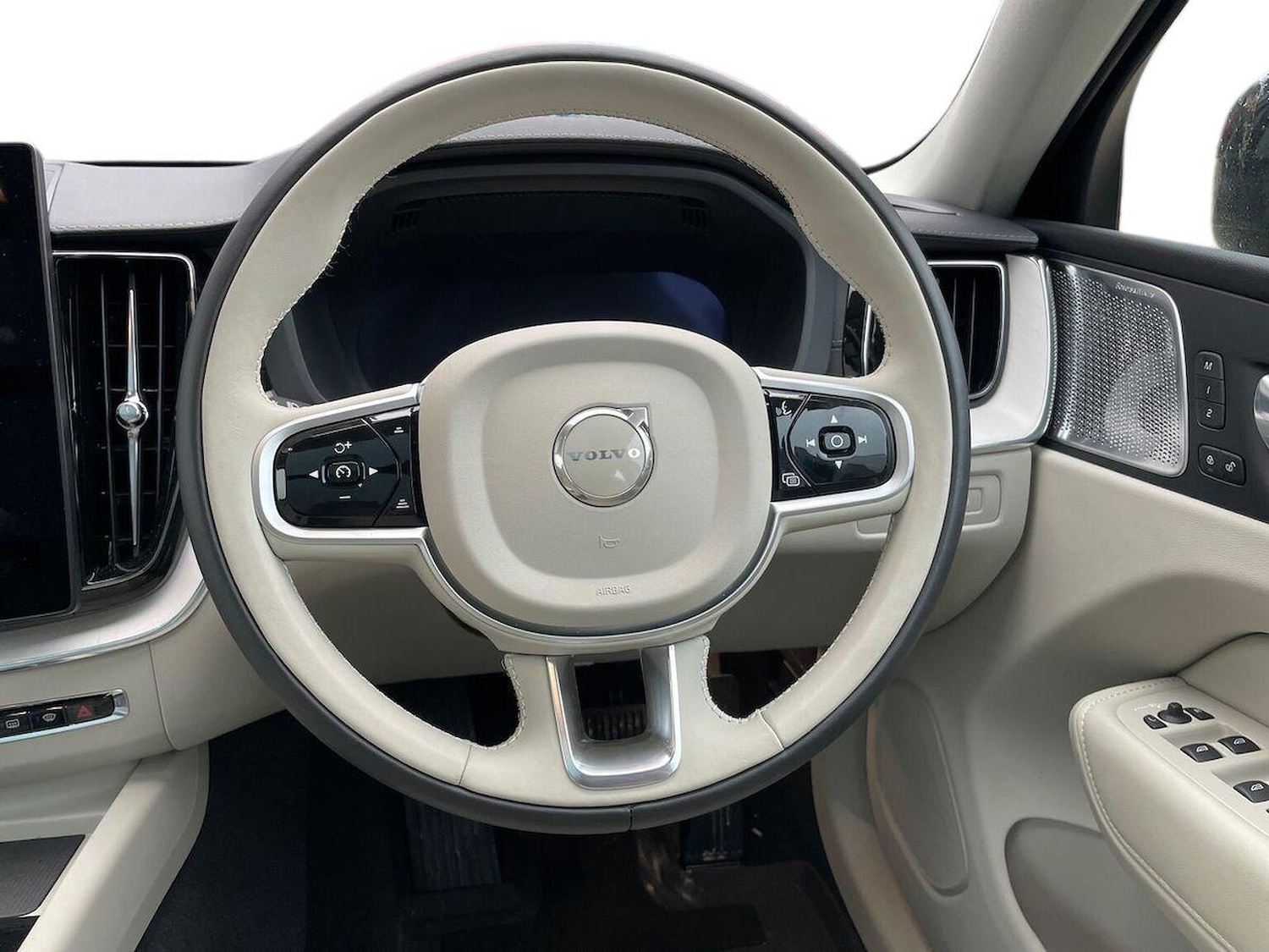 Used Volvo XC60 2025 for sale - 78070623: Photo 9